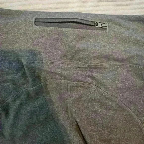 Lululemon Gray/Black Capri leggings. Size 6 - Picture 6 of 7